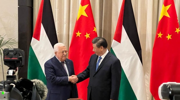 الرئيس عباس يلتقي مع نظيره الصيني في الرياض