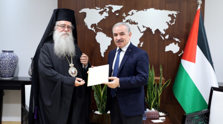 اشتية يتسلم دعوة رسمية لحضور احتفالات أعياد الميلاد