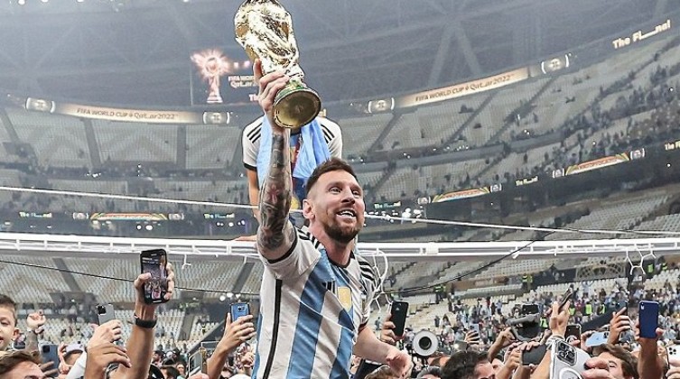 أول قرار من ميسي بعد الفوز بكأس العالم