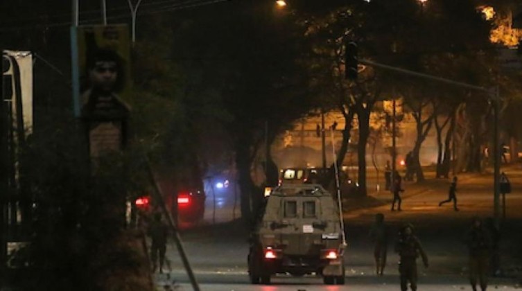 بالفيديو والصور: مستوطنون يهاجمون منازل ويحرقون مركبات جنوب نابلس