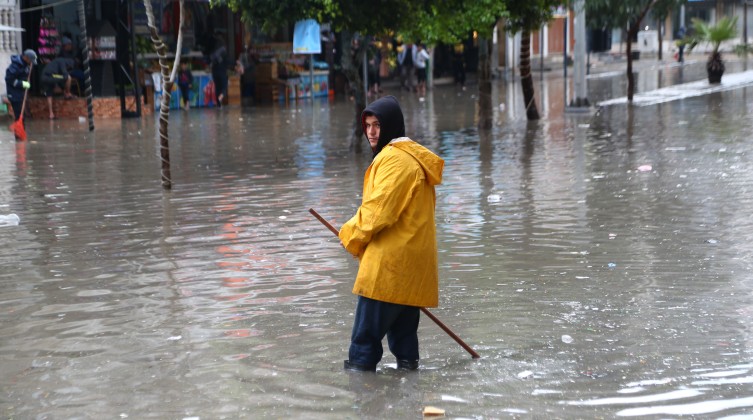 بالفيديو: مياه الأمطار تغرق شارع الأمن العام وسط مدينة غزة