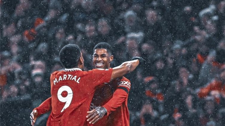 بالفيديو: مانشستر يونايتد يكتسح نوتينجهام فورست بثلاثية ممتعة في الدوري الإنجليزي