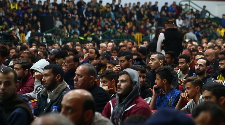 بالفيديو: الجماهير الفلسطينية تتابع مباريات كأس العالم 2022 في صالة سعد صايل بغزة