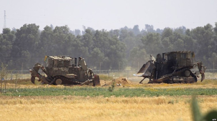 الاحتلال يجرف أراضيَ المواطنين شرق غزة