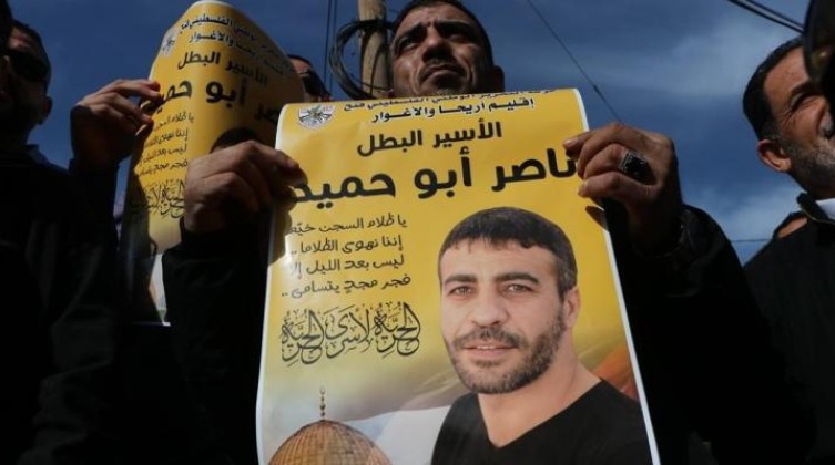 عائلة الأسير "ناصر أبو حميد" تطالب بنقله لمستشفى مدني