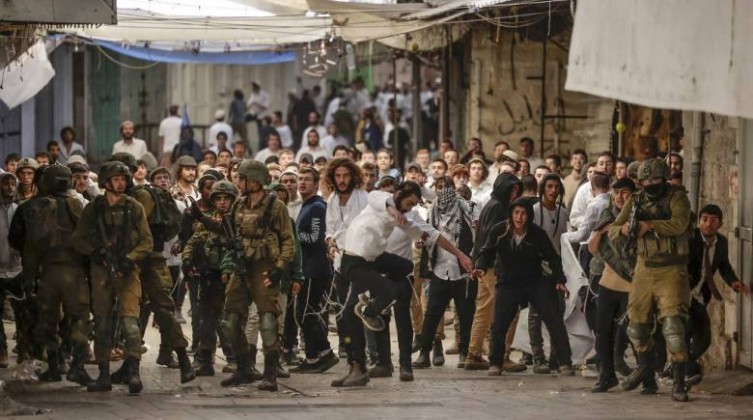 إصابة فتى جراء اعتداء المستوطنين عليه في الخليل