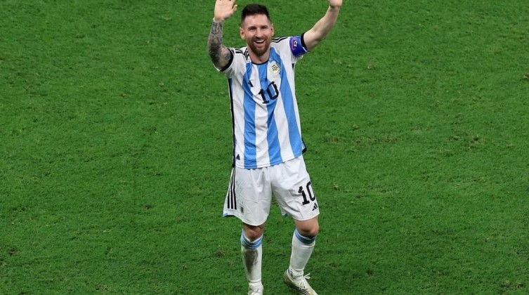 بالفيديو: ميسي يودع جماهير الأرجنتين بعد الفوز بلقب كأس العالم 2022