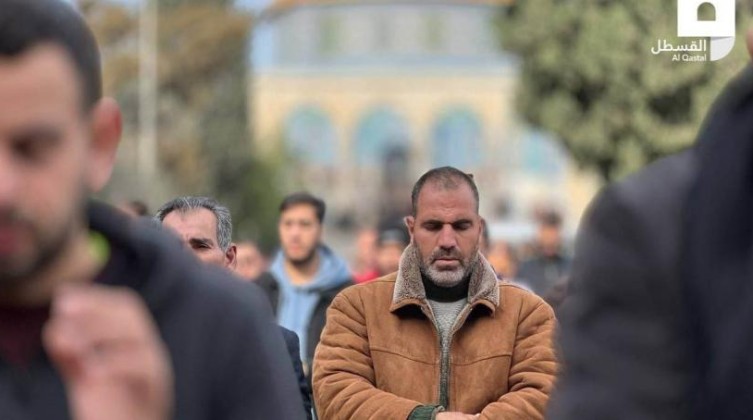 بالصور: 65 ألف مصلٍ أدوا صلاة الجمعة في المسجد الأقصى المبارك
