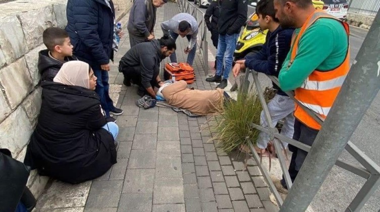 مستوطن يعتدي على مسنة بمدينة القدس