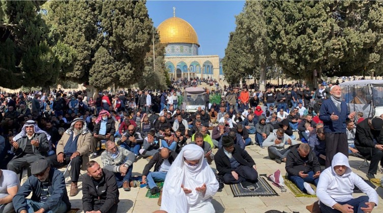 بالصور: 70 ألف مصل يؤدون صلاة الجمعة بالمسجد الأقصى