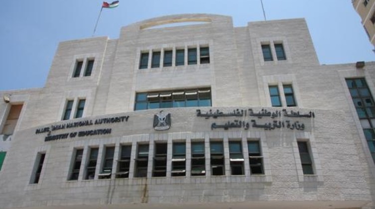 التعليم ترد على الادعاءات الإسرائيلية باستخدام مدارس في القطاع لأعمال مقاومة