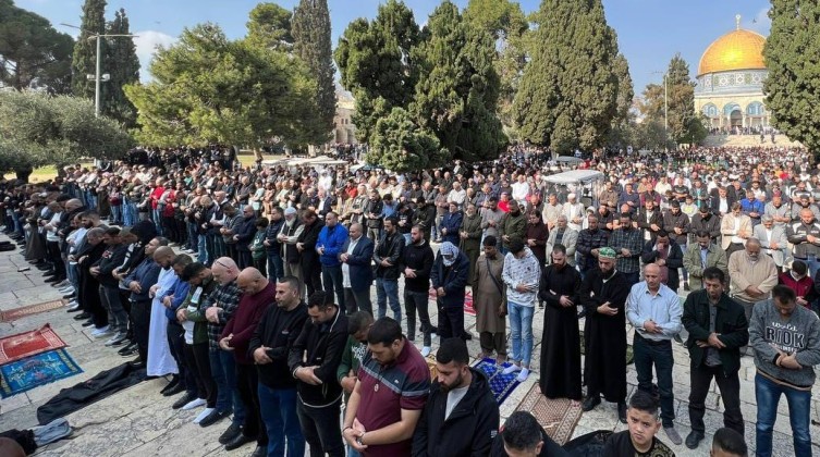 بالصور: 65 ألف مُصلّ أدوا صلاة الجمعة في المسجد الأقصى