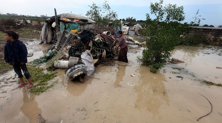 الاحتلال يفتح عبارات مياه الامطار ويغرق منازل المواطنين شرق غزة