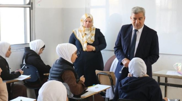 بالصور: انطلاق الامتحانات النهائية للمعاهد الأزهرية في فلسطين