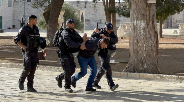 قوات الاحتلال تعتقل 3 فلسطينيين من المسجد الأقصى
