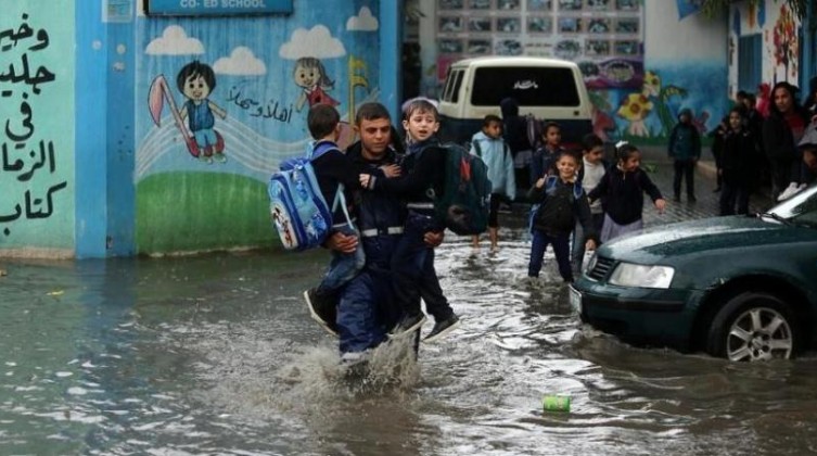 مدراس وجامعات غزة تعلق الدوام غداً بسبب الأحوال الجوية