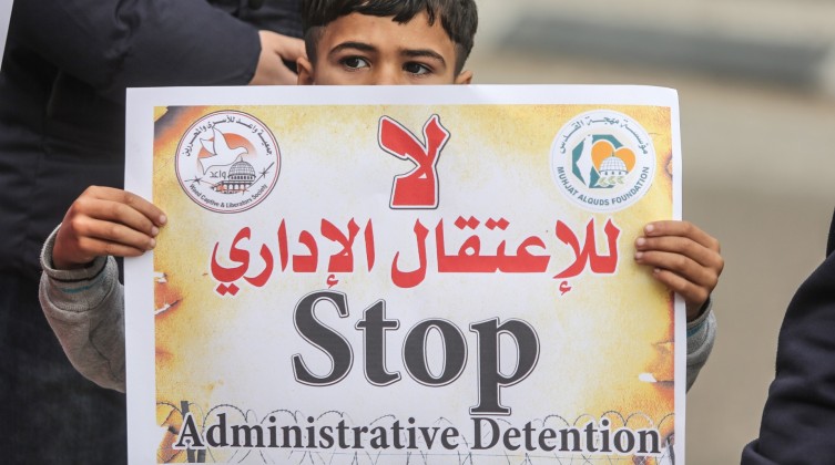 أكثر من 80 معتقلاً إداريًا يواصلون مقاطعة محاكم الاحتلال