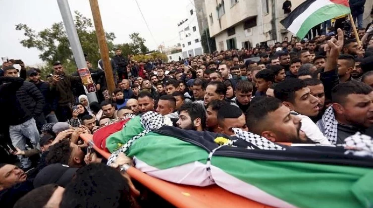 جماهير رام الله تشيع جثماني الشهيدين سلامة شرايعة وخالد عنبر