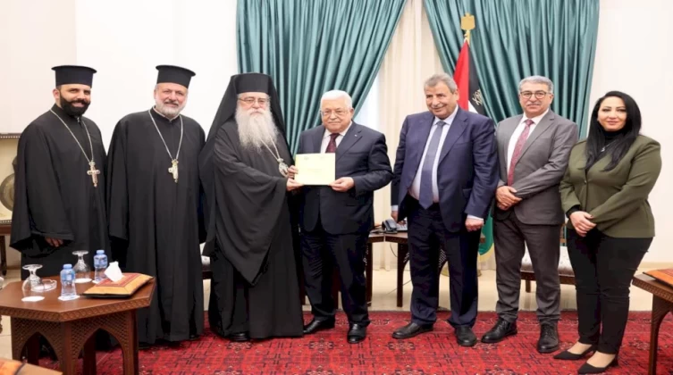 الرئيس عباس يتسلم دعوة لحضور احتفالات أعياد الميلاد وفق التقويم الشرقي