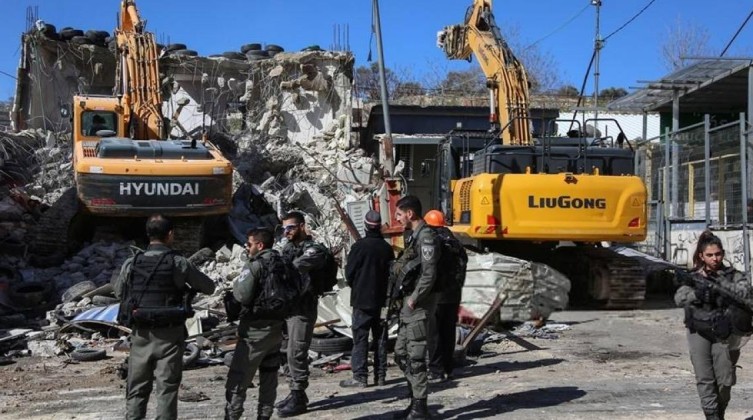 الاحتلال يجبر عائلة فلسطينية على هدم منزلها قسرًا في "واد الجوز"