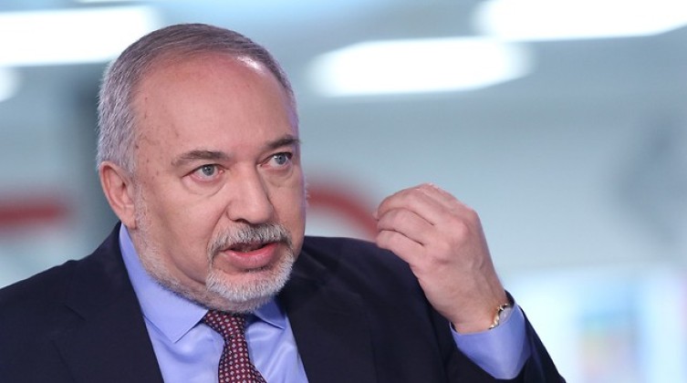 ليبرمان يسخر من الحكومة الإسرائيلية: كن شريكًا في الحكومة واحصل على قانون باسمك