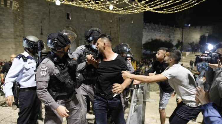 الاحتلال يعتدي على الفلسطينيين تزامنا مع اقتحام المستوطنين منطقة باب العامود