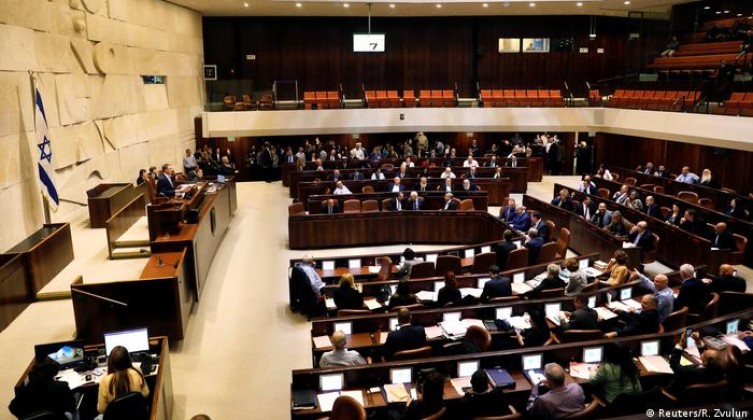 الكنيست يصادق على تمديد العمل بـ "قانون الطوارئ" في الضفة