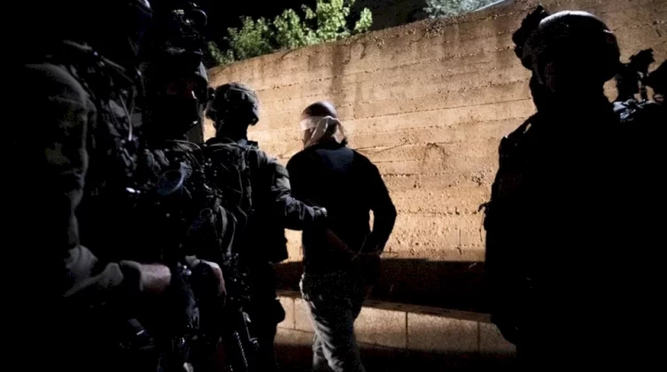 الاحتلال يزعم: اعتقال مطلوب من الخليل يشتبه بضلوعه في نشاط مسلح