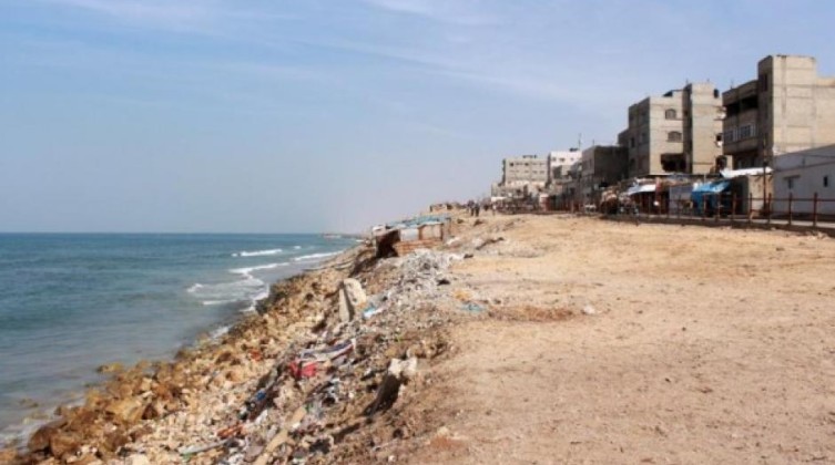 الاشغال بغزة تسلم الدفعة الاولى من مبالغ التعويض لسكان "عنق الزجاجة"