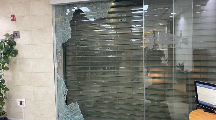 بالصور: مجهولون يطلقون النار على مبنى بلدية الخليل