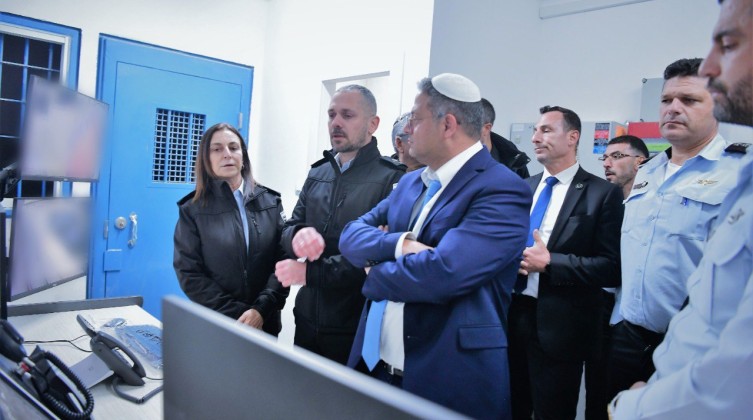 بن غفير يزور سجن "نفحة" وحماس تُعقب