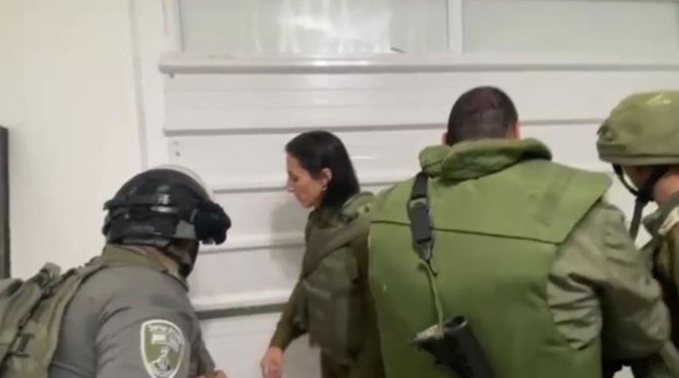 تمهيدًا لهدمه.. قوات الاحتلال تغلق منزل الشهيد خيري علقم في "الطور"