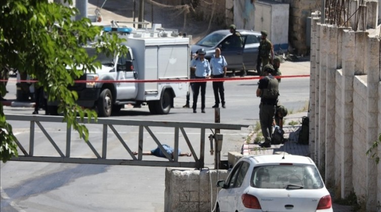 إصابة مستوطن إسرائيلي في عملية طعن بالخليل