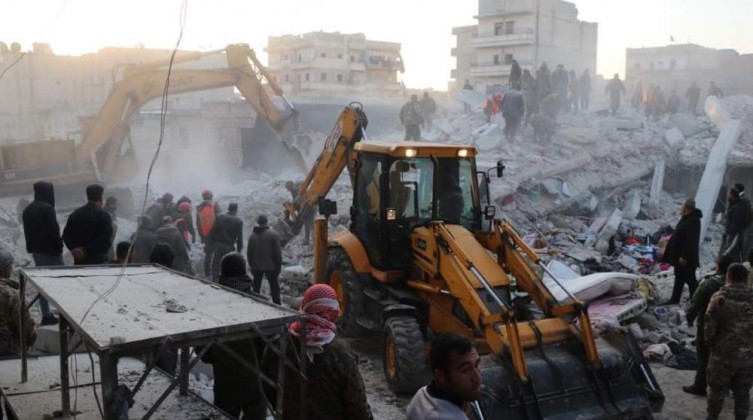 مصرع 10 أشخاص بينهم طفل جراء انهيار مبنى في مدينة حلب السورية