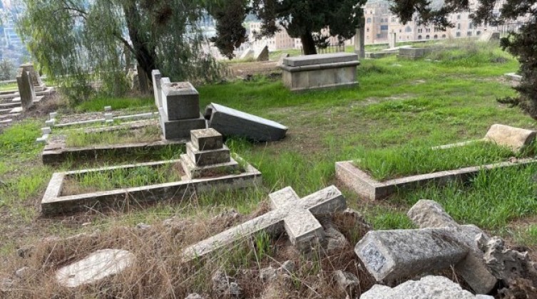 "القانوع": تدنيس قبور القدس تكشف طبيعة المستوطنين العدوانية