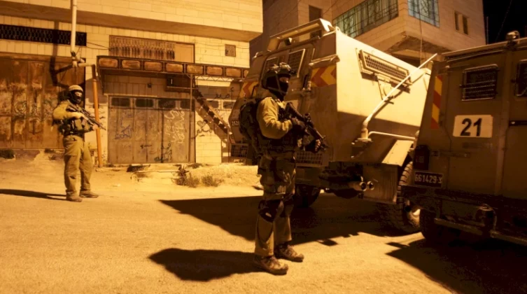 الاحتلال يحاصر منزلًا في عقبة جبر بأريحا