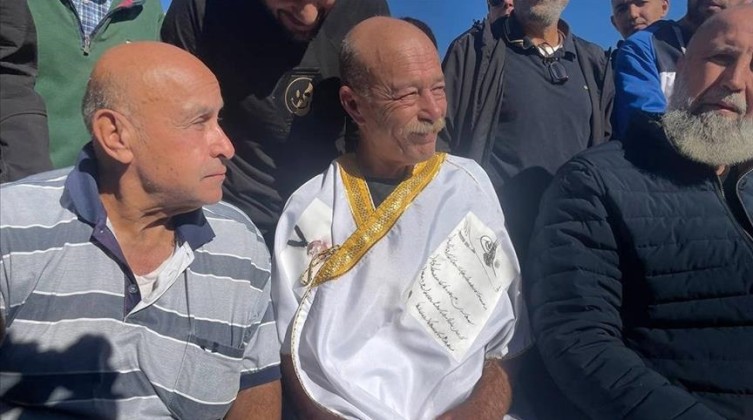 الرئيس عباس يهاتف الأسير المحرر ماهر يونس