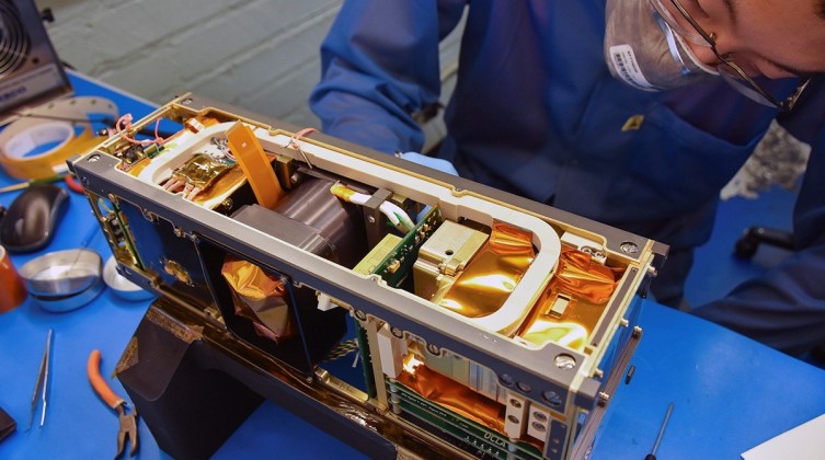 علماء روس يطورون خزان وقود للأقمار"النانوية"