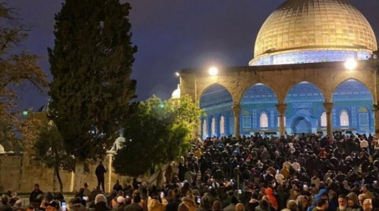 بالصور: الآلاف يلبون نداء الفجر العظيم في "الأقصى" ومساجد الضفة