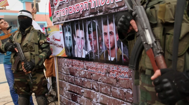 قناة عبرية: سيكون على نتنياهو تعيين مسؤول جديد لقضية الجنود الأسرى قريباً