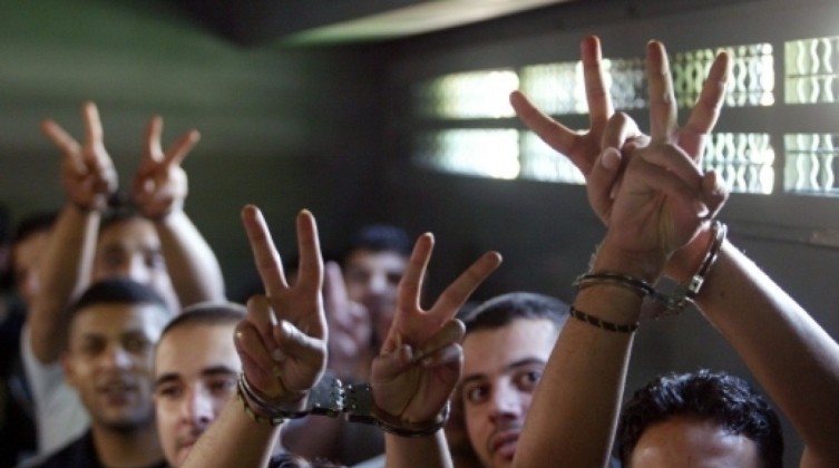 الاحتلال يكشف عن أسماء أسرى تطالب "القسام" بالإفراج عنهم مقابل منغستو