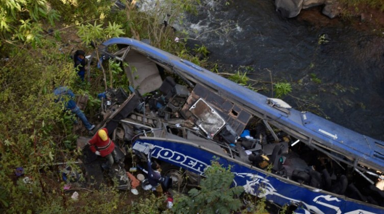 مصرع 40 شخص بحادث سقوط حافلة من فوق جسر في باكستان