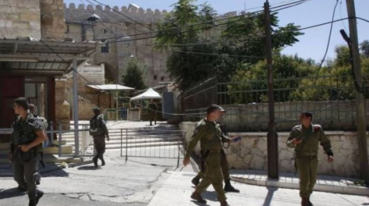 الاحتلال يعتقل فتاة فلسطينية ويغلق المسجد الإبراهيمي