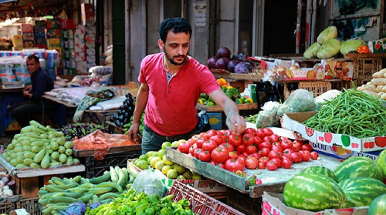 معوّقات وأزمات يواجهها المواطن الغزي في حياته منتظراً الحلول