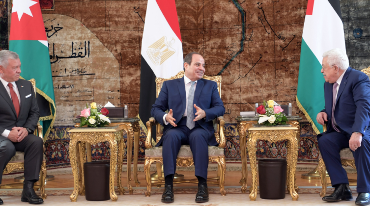 انطلاق أعمال القمة الثلاثية في القاهرة بمشاركة الرئيس عباس