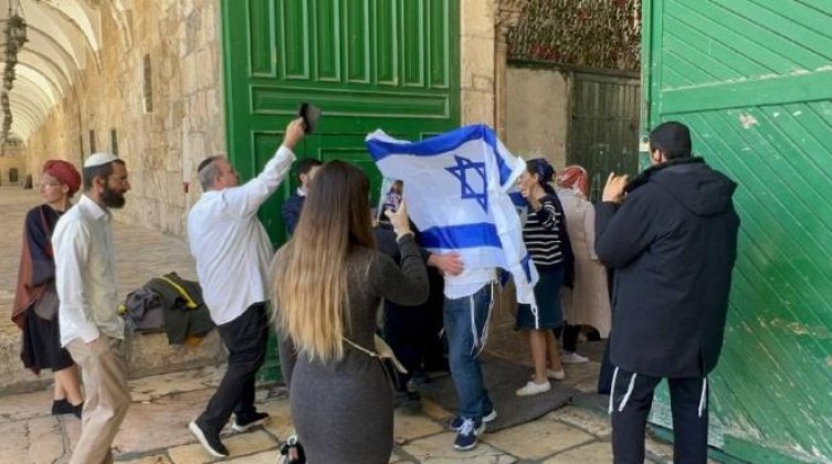 فصائل فلسطينية تعقب على رفع الأعلام الإسرائيلية في "الأقصى"