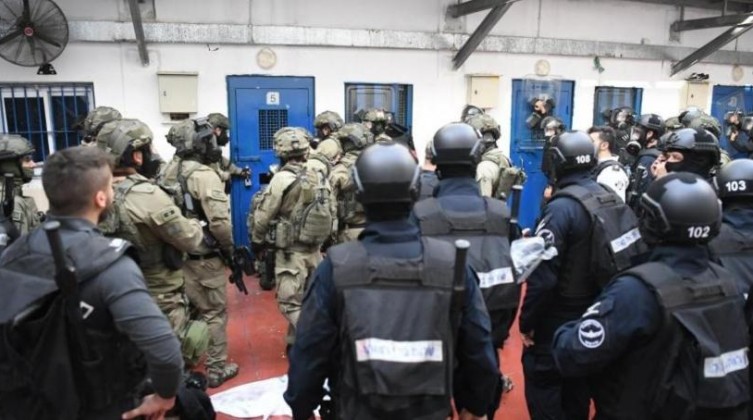 وحدات القمع تقتحم أقسام الأسرى في "مجدو" وتعزل 40 أسيرا