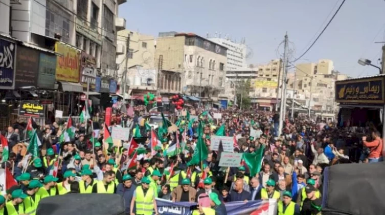 مسيرات حاشدة في فلسطين والأردن تنديدًا بجرائم الاحتلال