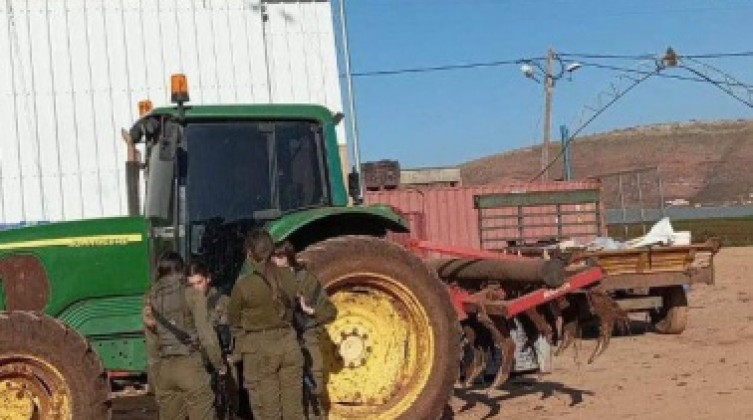 الاحتلال يحتجز جراراً زراعياً جنوب طوباس