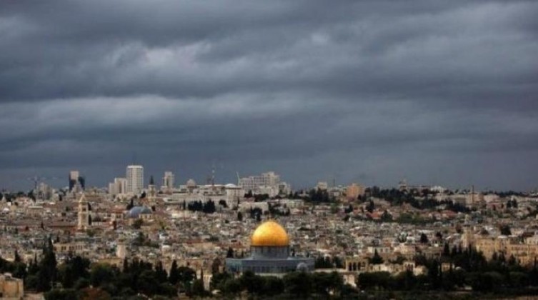 الطقس: أجواء غائمة وباردة وانخفاض على درجات الحرارة